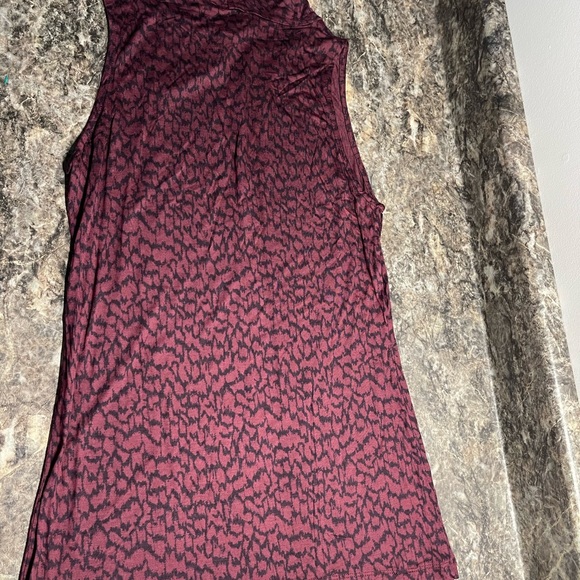 Like new Banana Republic size small tank. Navy & maroon leopard print. 28” long - Picture 5 of 8